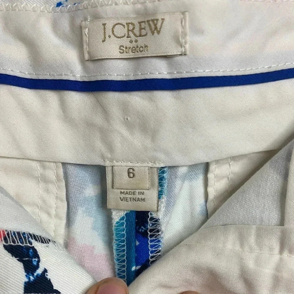 💚 J. Crew - White, Blue & Red floral shorts - stretch - US6 - Picture 4 of 5